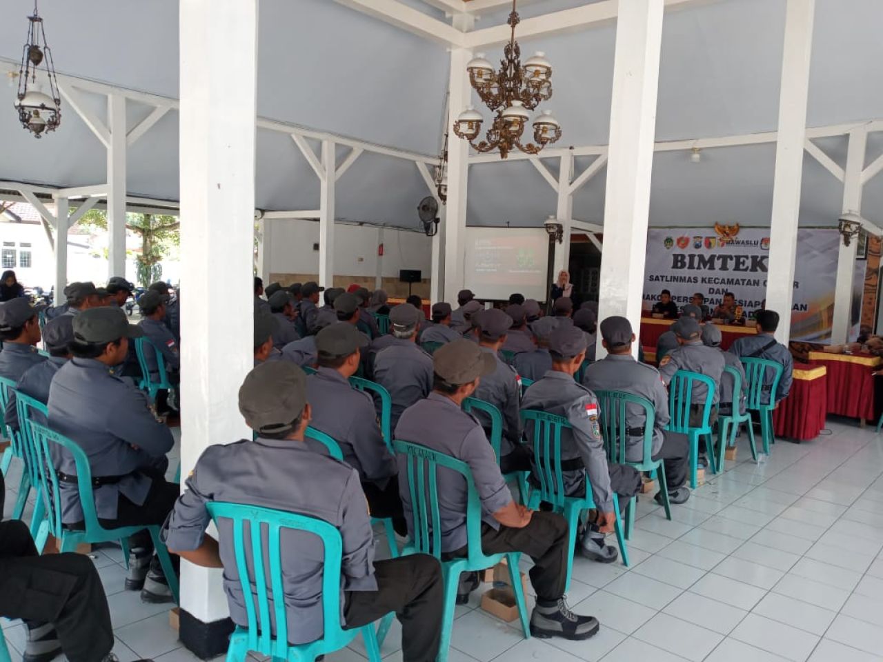 Pengarahan kepada 100 personel Satlinmas, sejumlah kepala desa, PPK, Panwascam dan unsur lainnya