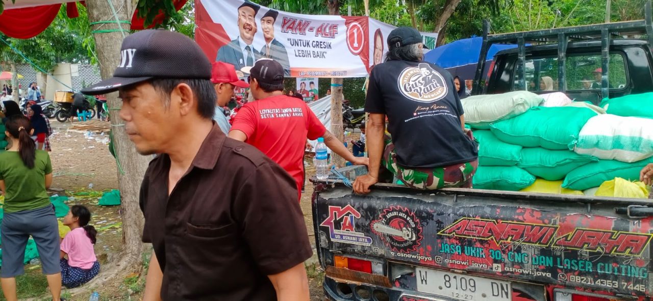 Pembagian beras oleh Panitia Kampanye