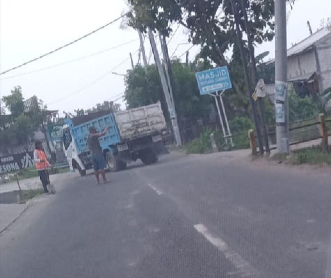Dump bermuatan tanah urug hendak bongkat muatan