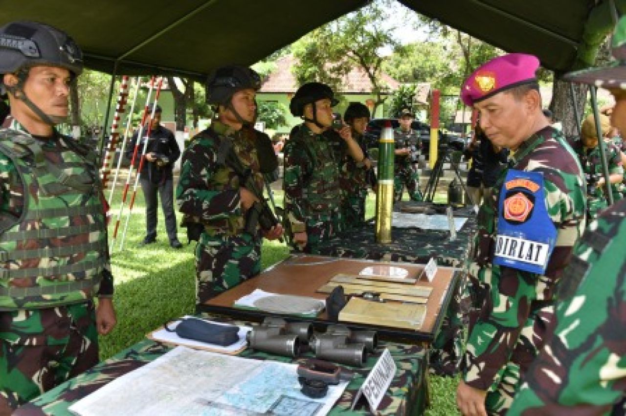 rigjen TNI Marinir Joni Sulistiawan melakukan inspeksi kesiapan personel dan persenjataan