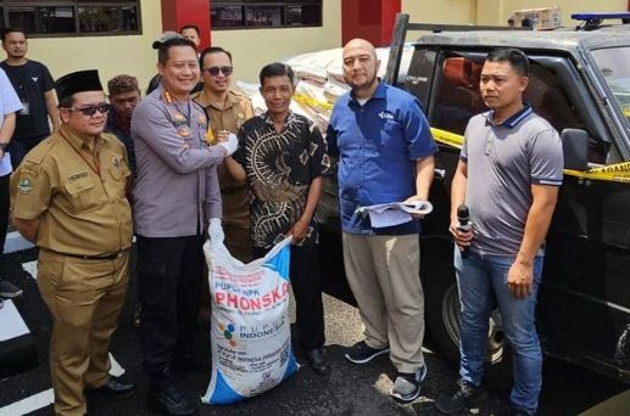 Kombes Pol Kusworo Wibowo bersama instansi terkait dan barang bukti
