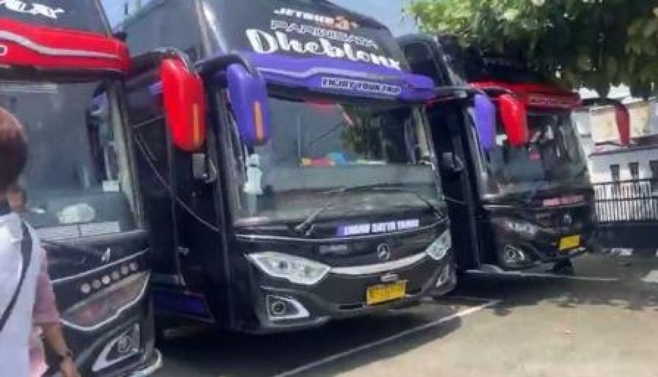 Bus yang disita di halaman Kejari Ponorogo