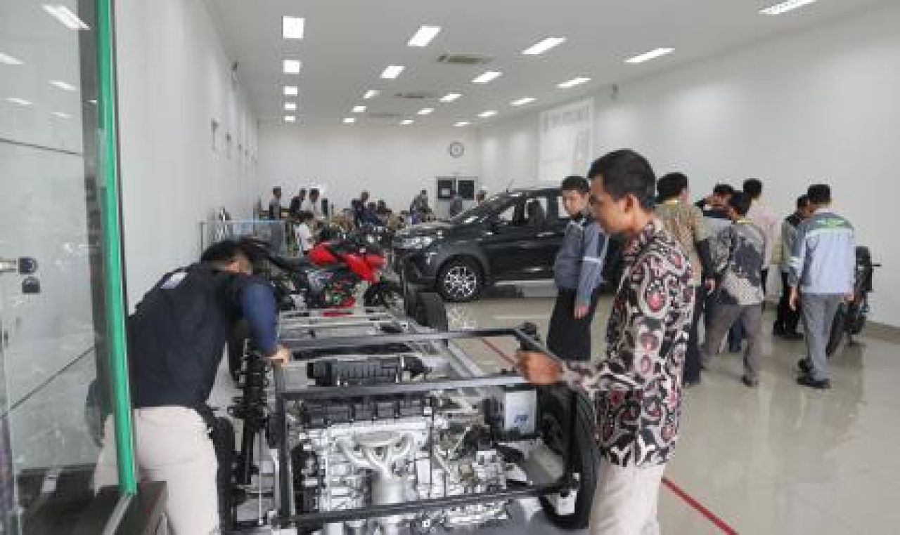 Vokasi Guru SMK di pabrik Suzuki