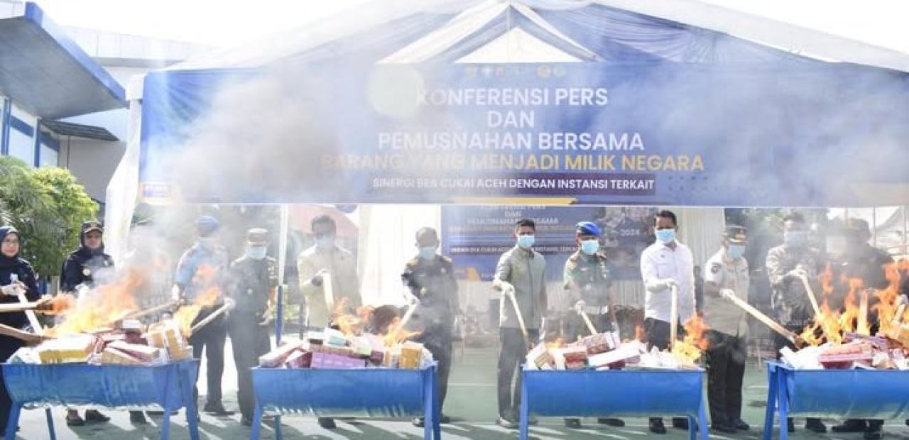 Bea Cukai memusnahkan barang ilegal