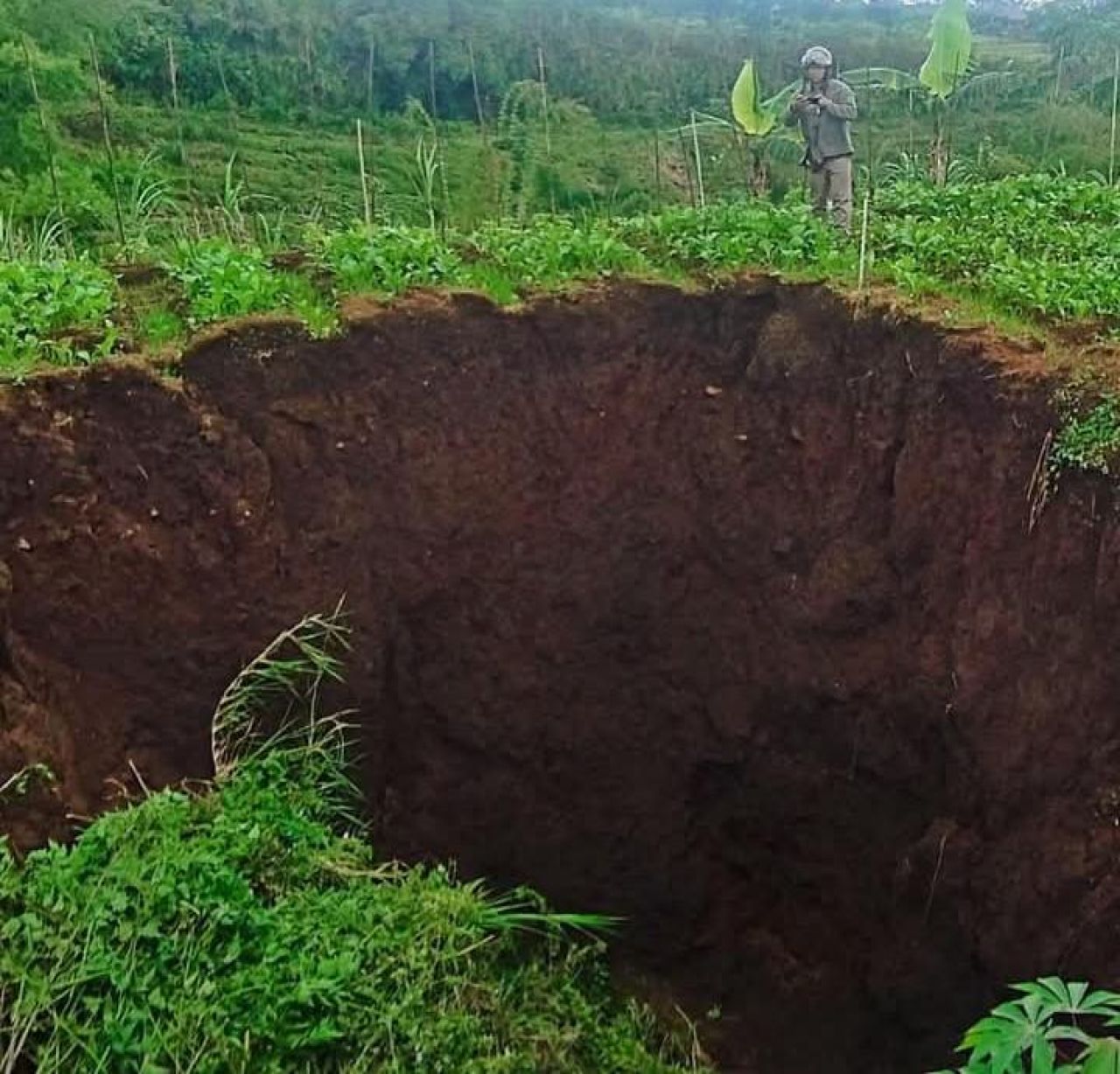 Lubang yang muncul akibat tambang batu ilegal