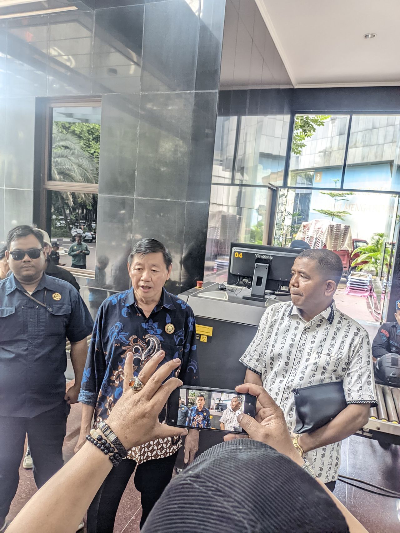 Hartanto Boechori memberikan keterangan pers