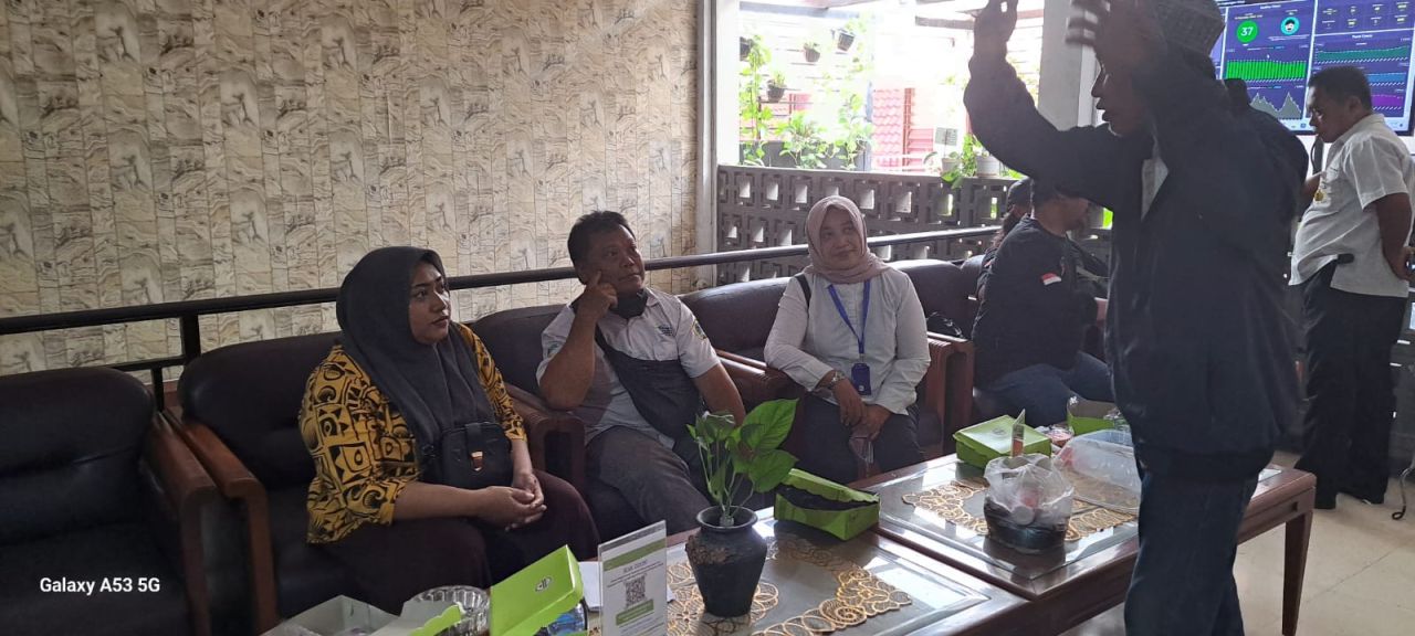 Audiensi warga Desa Kramatinggil dengan pihan Dinas Sosial Gresik