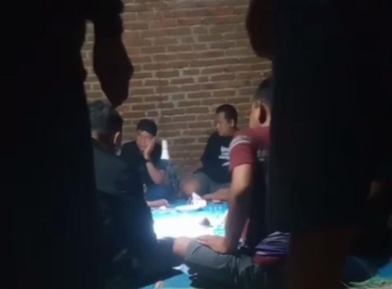 Tampak aktivitas judi dadu di Desa Sidomulyo