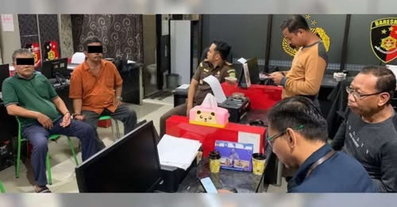 2 terduga pelaku pemerasan menjalani pemeriksaan di Kejari Bojonegoro
