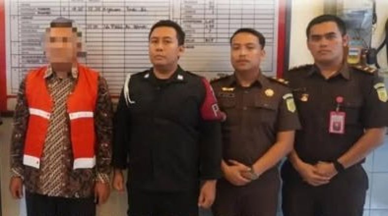 Kepala Desa Crabak inisial DW (pakai rompi)