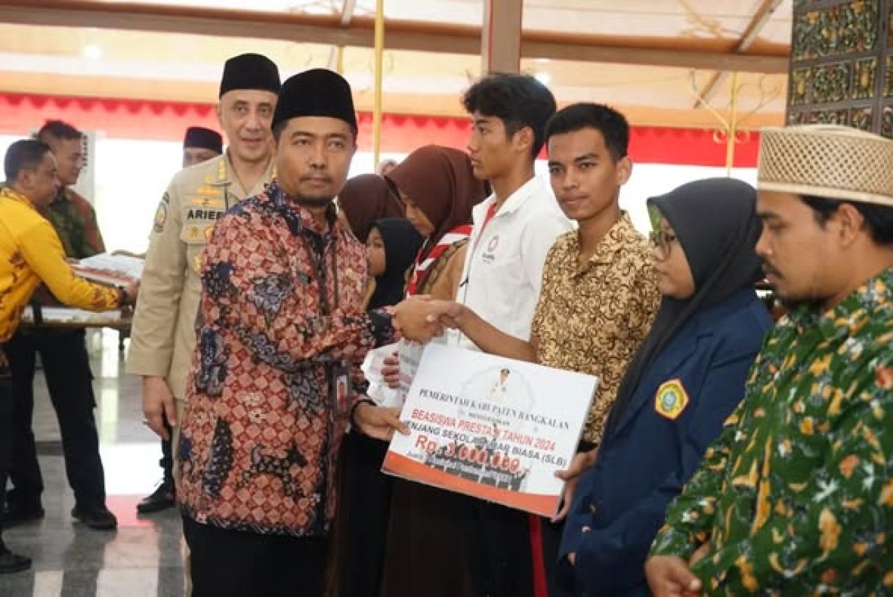Yakub menyerahkan bantuan ke siswa secara simbolis