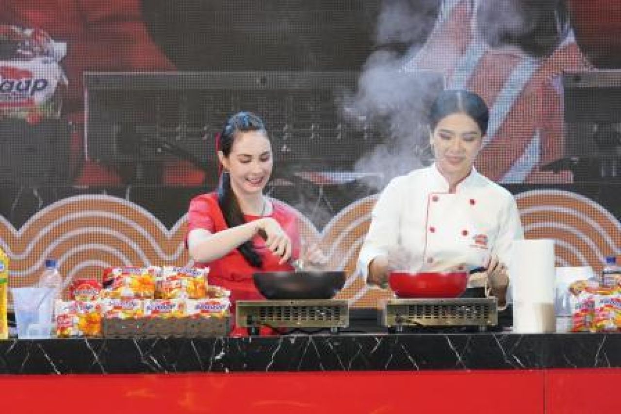 Momen Chef Devina Hermawan dan Arumi Bachsin Masak Mie Sedaap Goreng ala Chef Devina