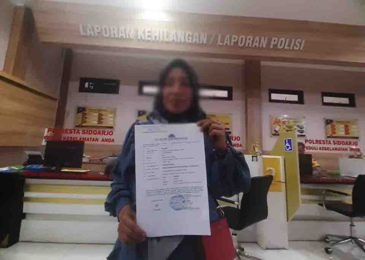 Muslimah saat pelaporan ke SPKT Polresta Sidoarjo