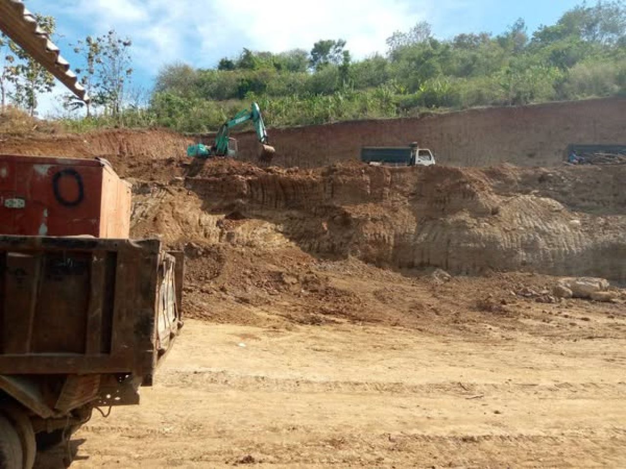 Aktivitas penambangan di Desa Kalikatir. (Foto : ist)