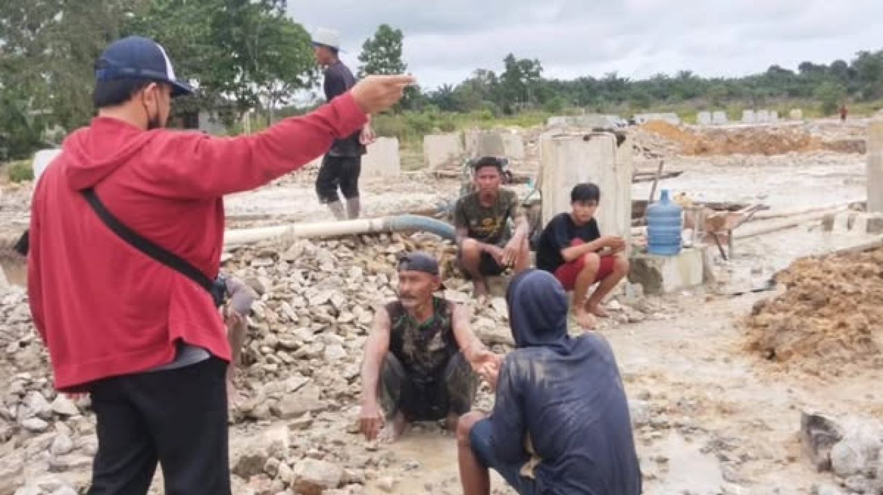 Unit Reskrim Polsek Jebus mendatangi lokasi penambangan ilegal di Dusun Kelabat Darat