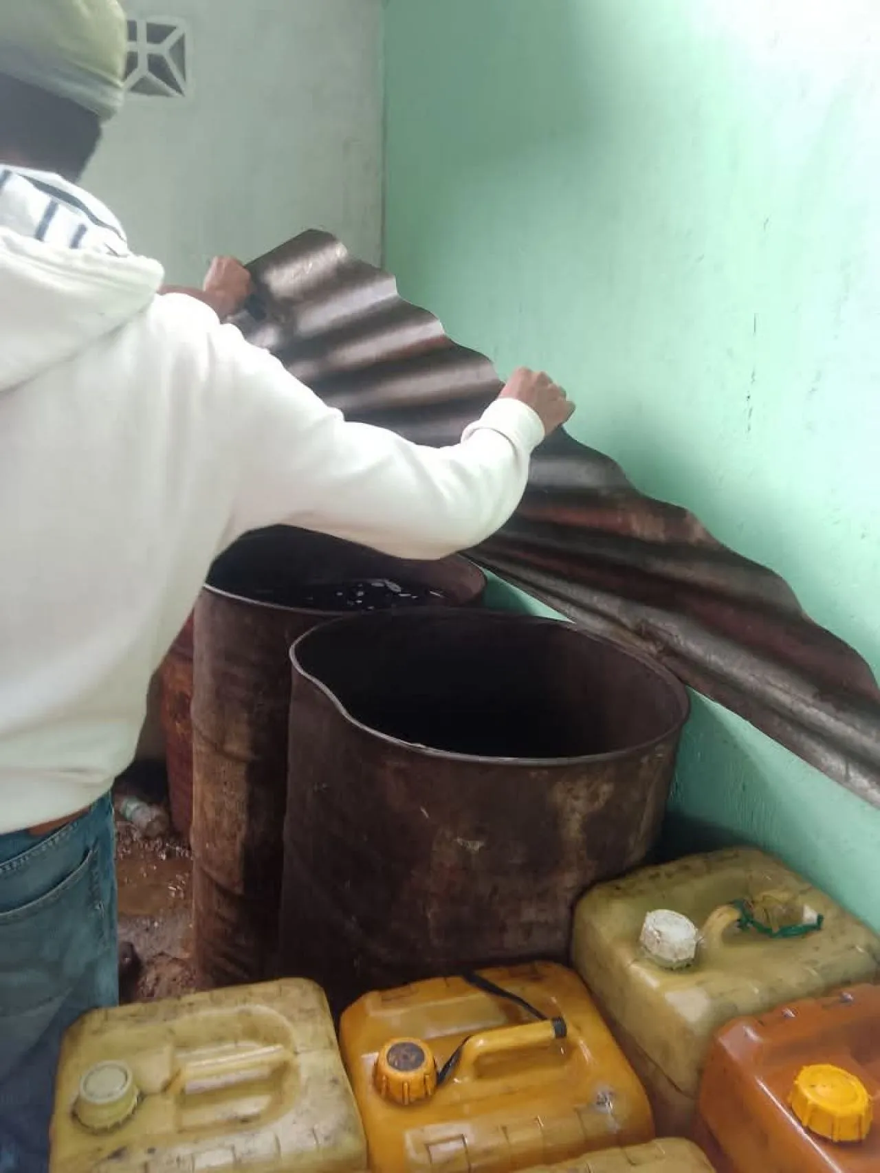 Puluhan Warga Grebek Tempat Penimbunan BBM Ilegal
