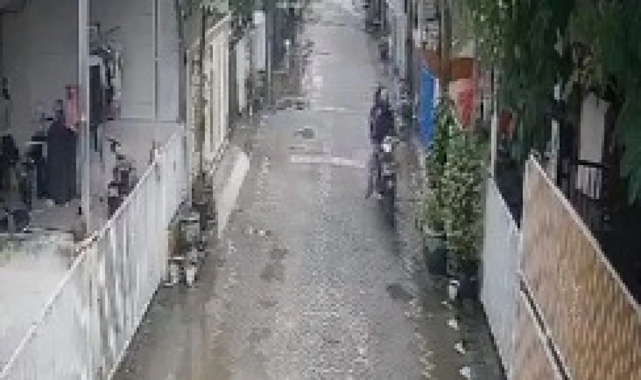Sosok 2 Pelaku Diduga Perampok di Perumahan De Naila Village Gresik
