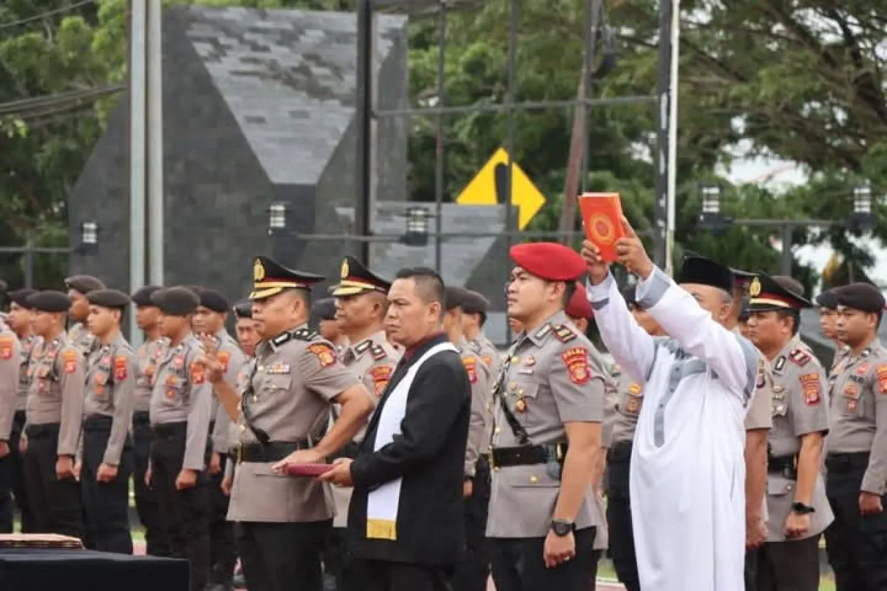 Kapolres Kutai Kartanegara Memimpin Upacara Sertijab