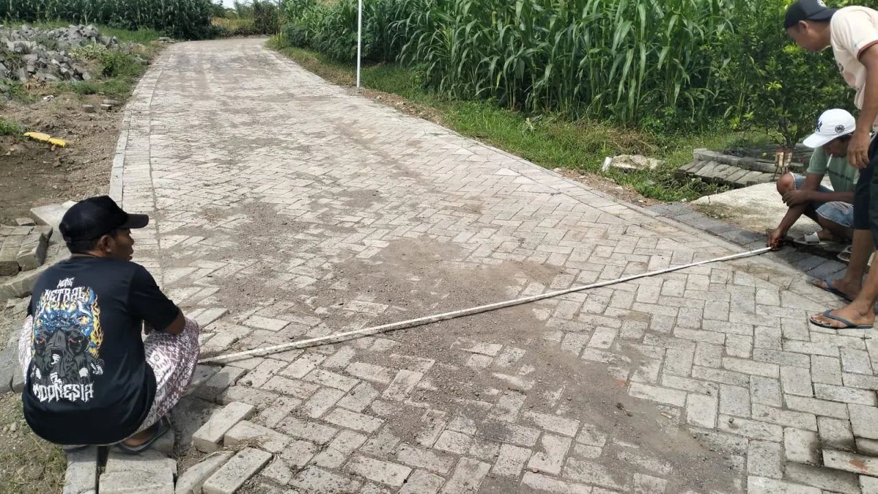 Kualitas Pavingisasi Jalan di Desa Sumput, Dilewati Kendaraan Amblas dan Bergelombang