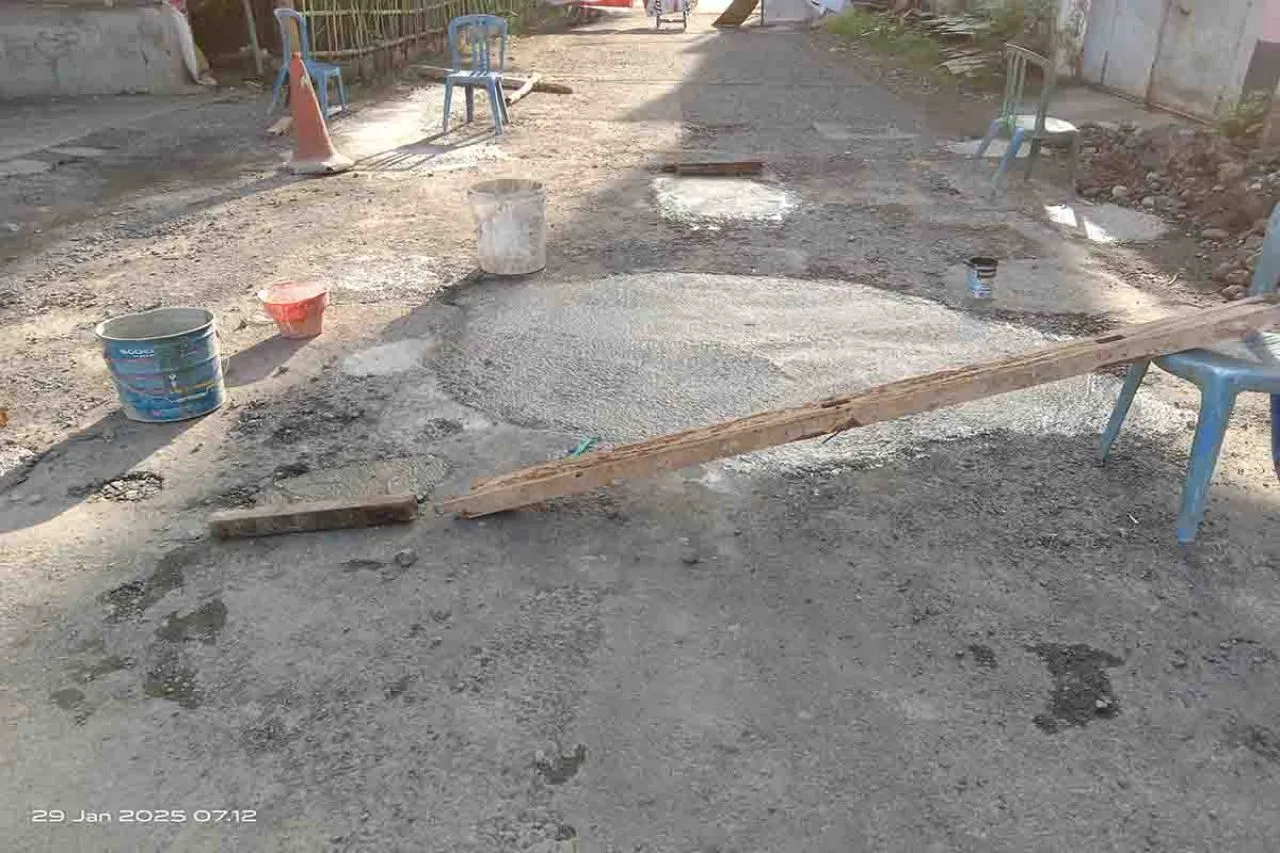 Warga Desa Kedungturi Swadaya Perbaiki Jalan Berlubang di Jalan Ki Joko Suryo Selatan
