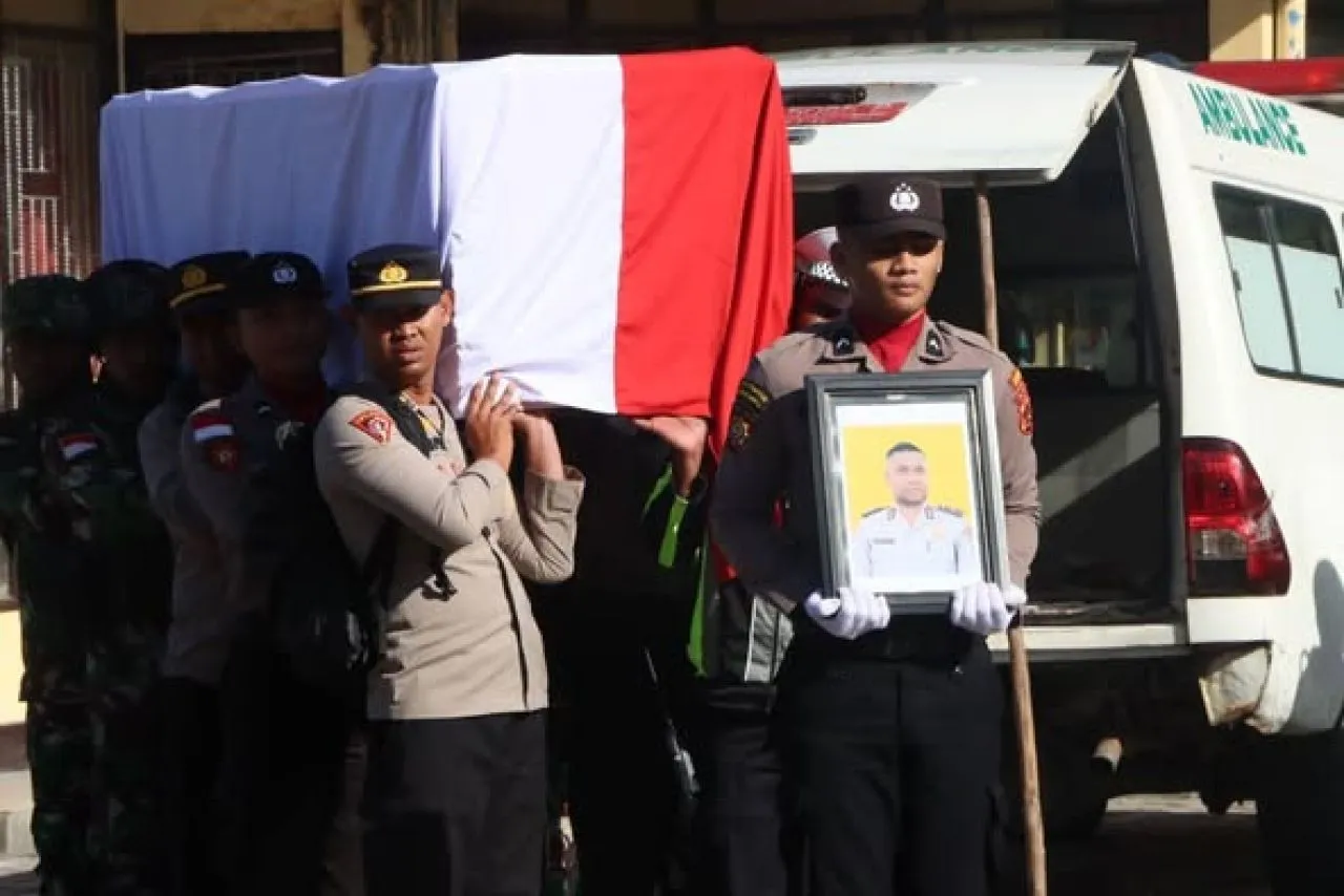 Penghormatan Terakhir untuk Bripka Anumerta Ronald M Enok