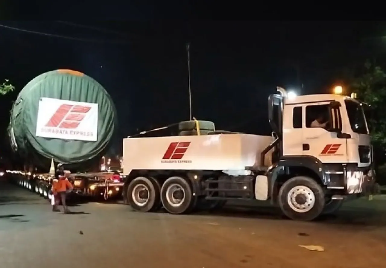 Viral Drum Besar Diangkut oleh Truk Panjang di Krian