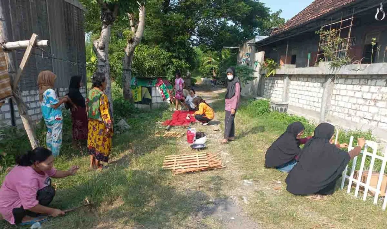 Warga Desa Cagakagung Ubah Lahan Kosong Jadi Ladang Rezeki Berkat Sentuhan Universitas Wijaya Putra