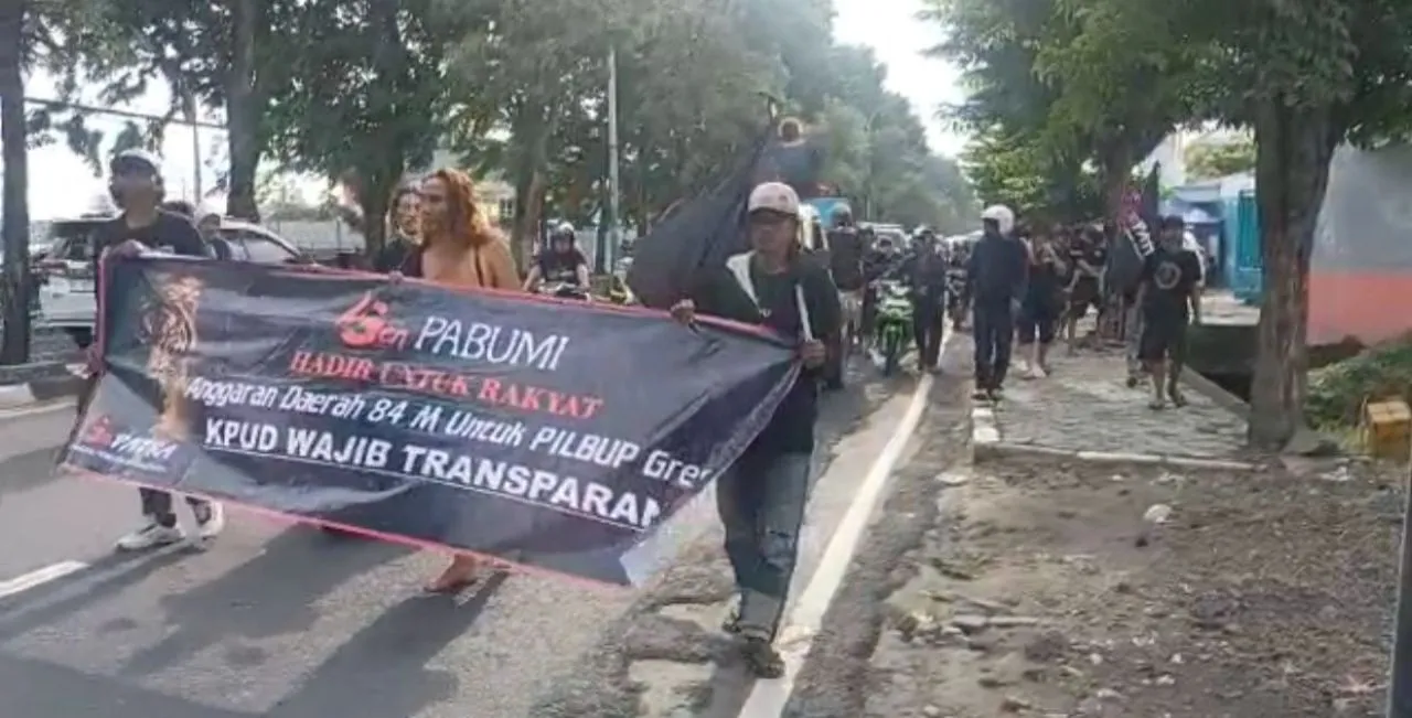 Ratusan Massa Gruduk KPU Gresik