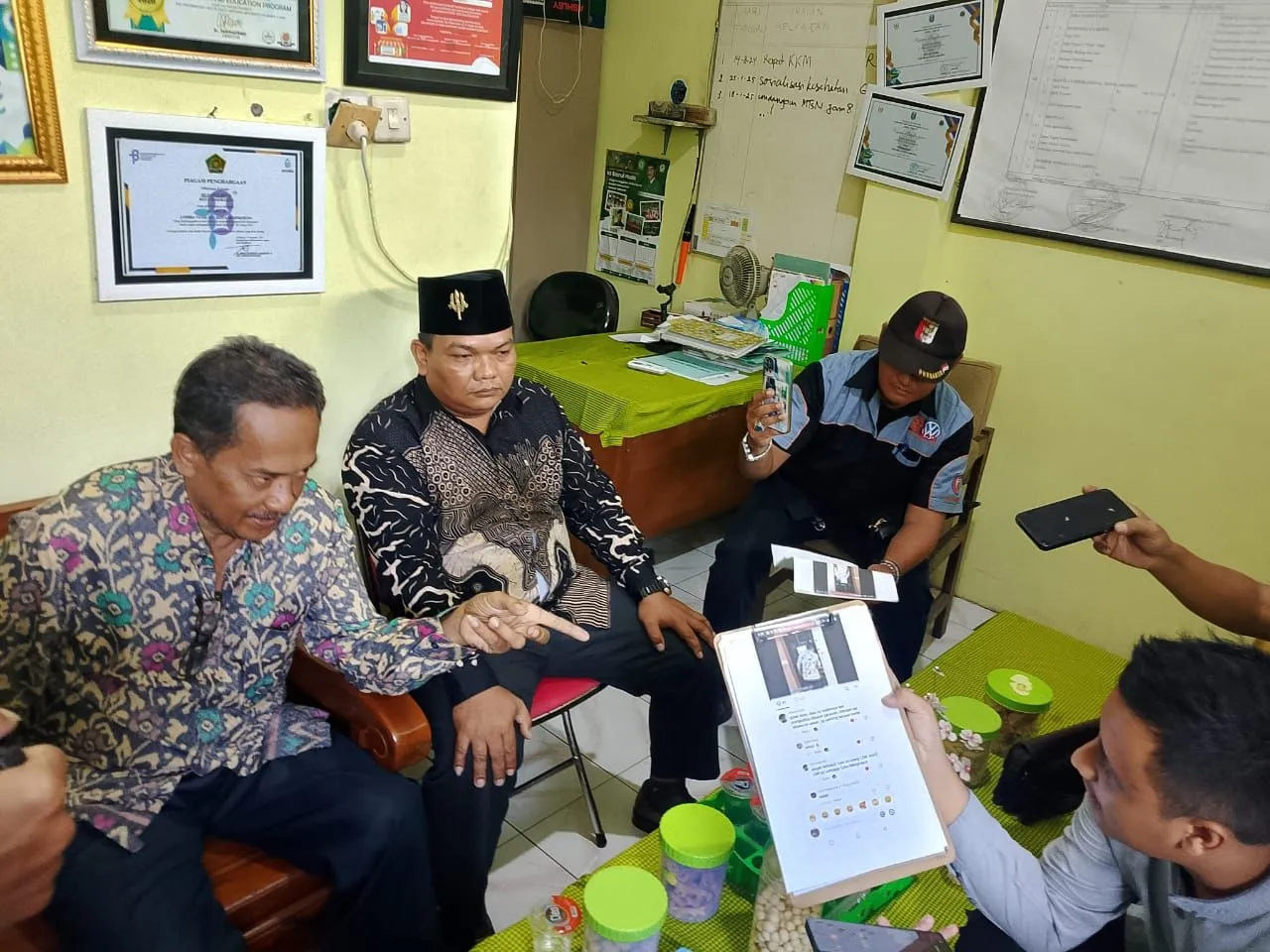 Ketua LSM Barracuda Melabrak Kepala Madrasah Ibtidaiyah di Kota Mojokerto