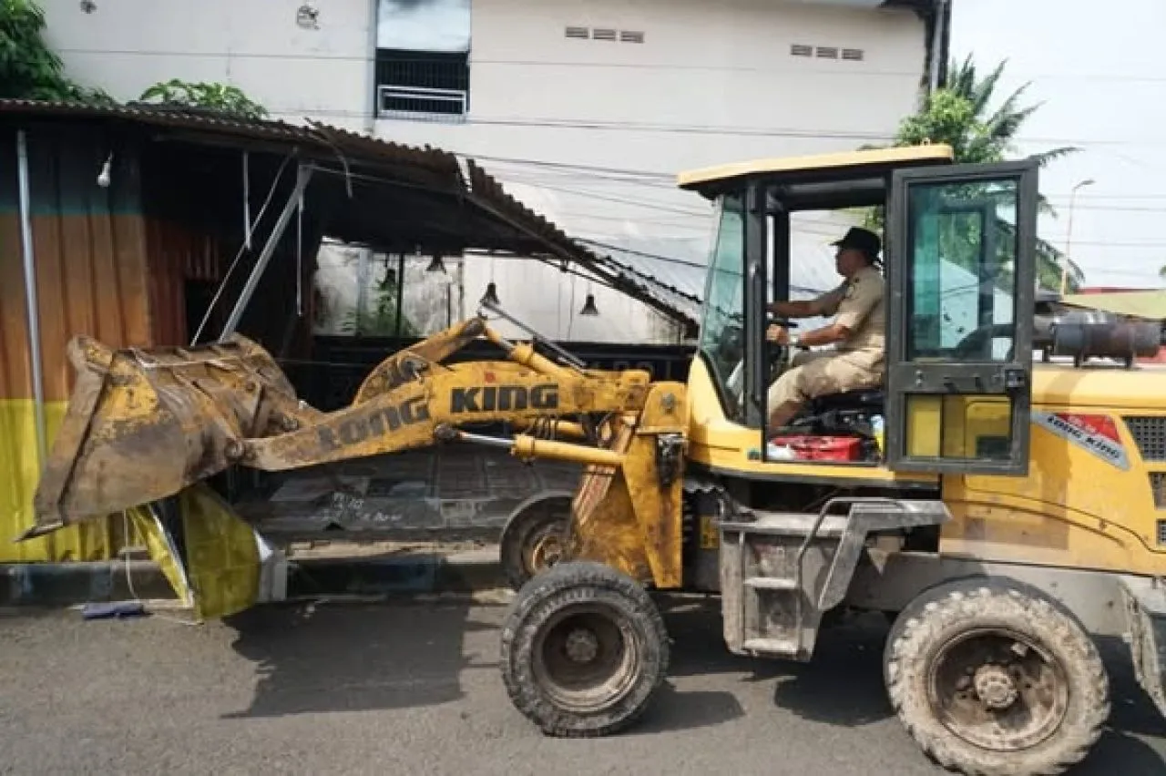 Petugas Gabungan Bongkar Lapak PKL di Stadion Bangkalan