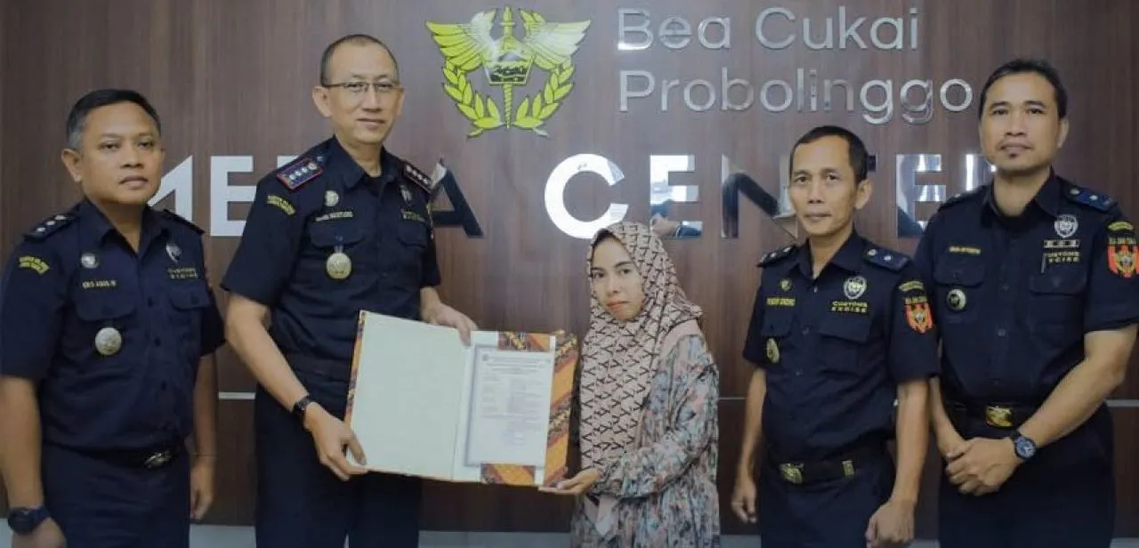 Owner Pabrik Rokok Umi Kulsum menerima NPPBKC