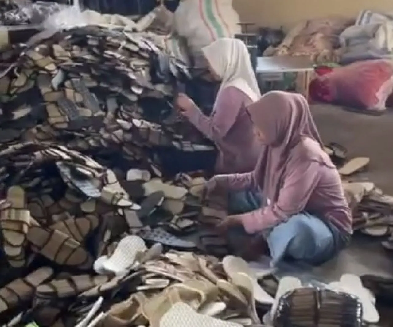 Produksi sandal di PT Mendong Java Woven
