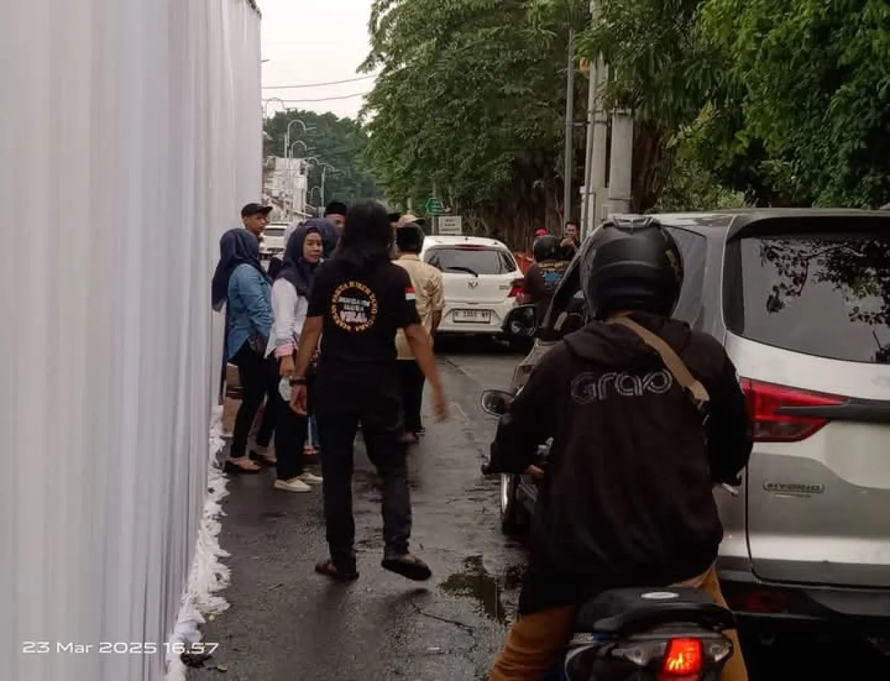 Kantor Hukum D Firmansyah and Partner Berbagi Takjil dan Santunan