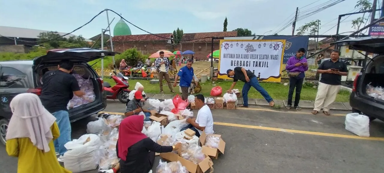 Wartawan dan Aliansi Gresik Selatan Berbagi 1000 Takjil di Menganti