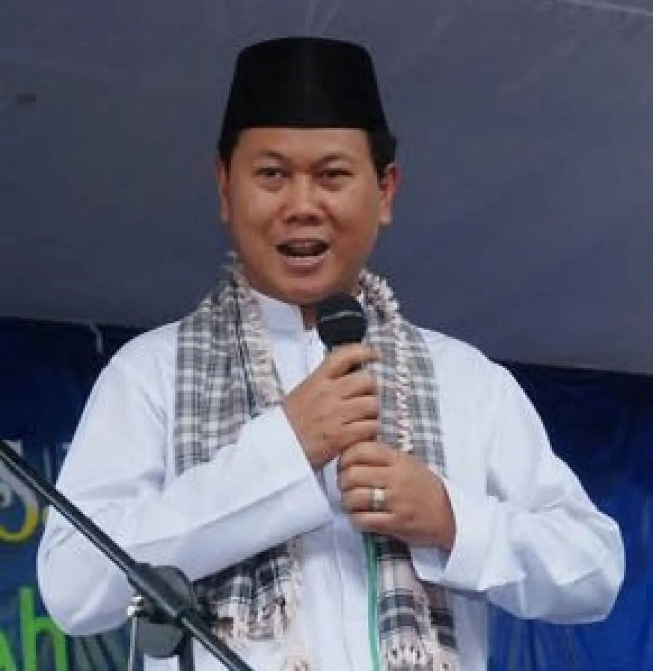 Berdiri di Tengah Badai Global