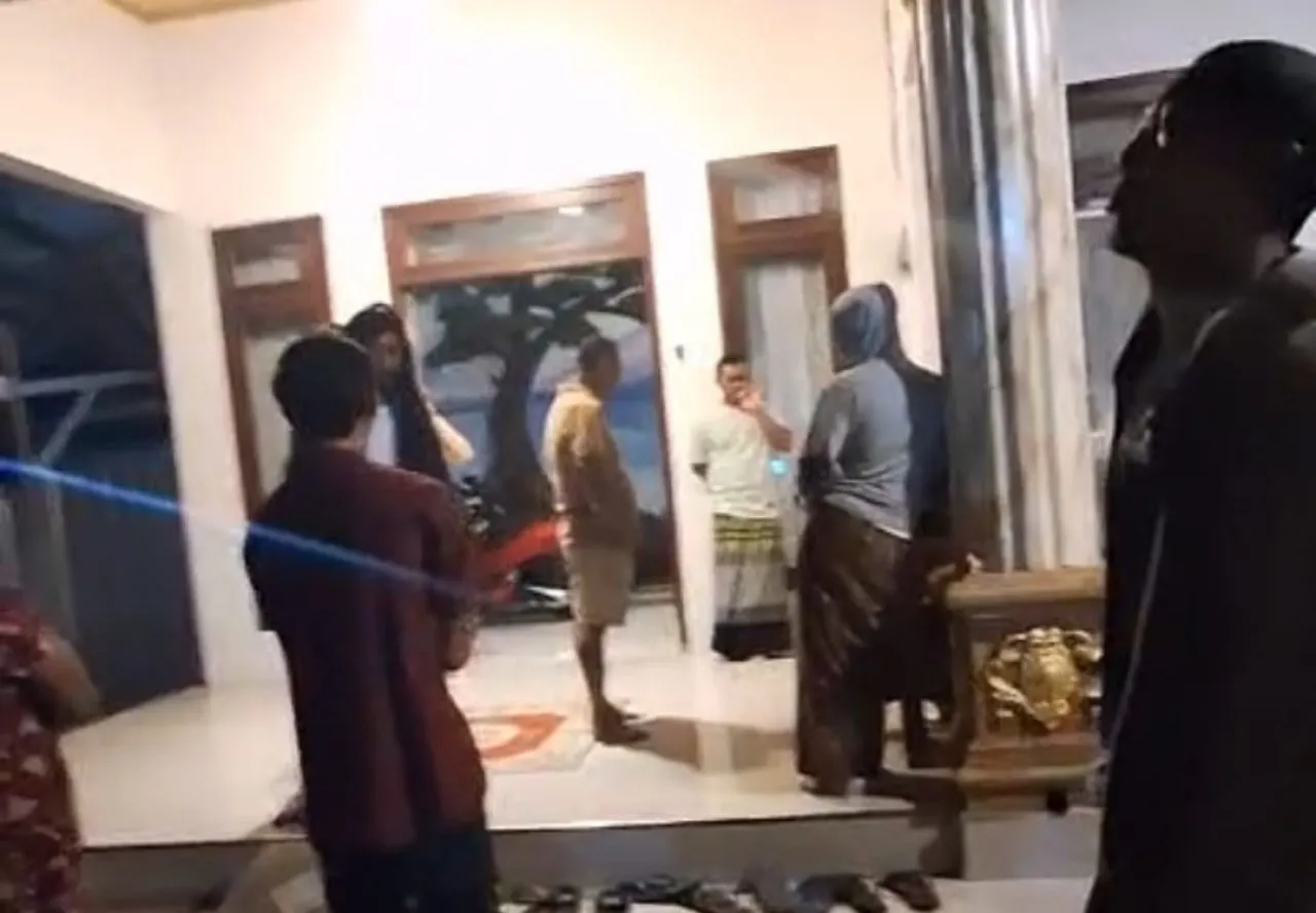 Rumah Mantan Istri Kepala Desa Kutogirang Digrebek Warga