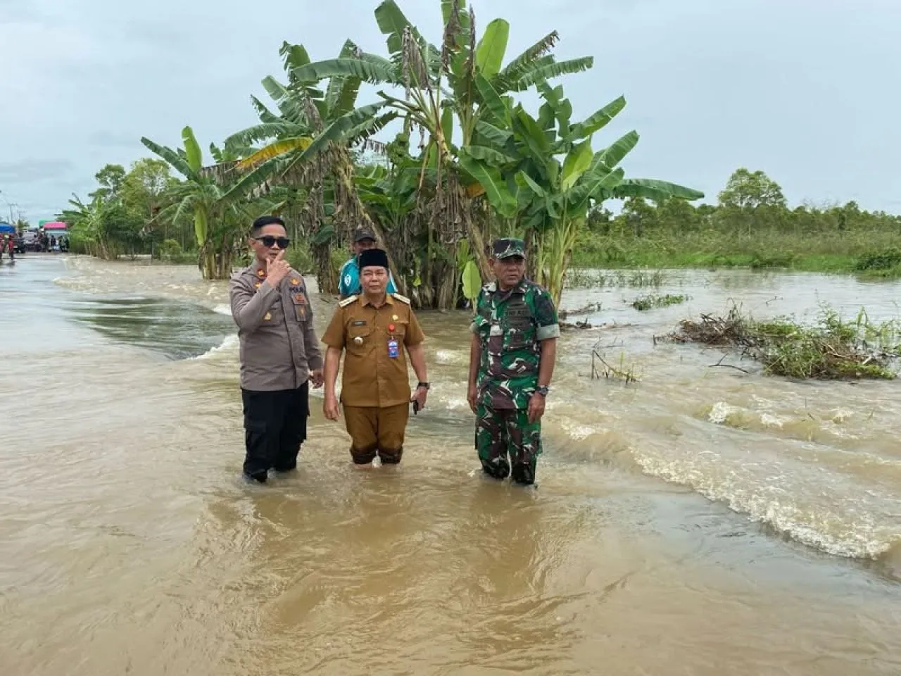 Akses Jalan Poros Sekampar Kota Bangun Terputus Disebabkan Banjir