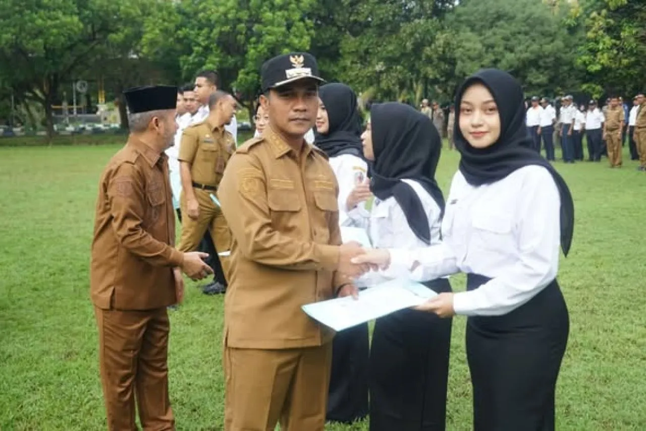 Bupati Bangkalan Serahkan SK kepada 114 CPNS, Ini Daftarnya