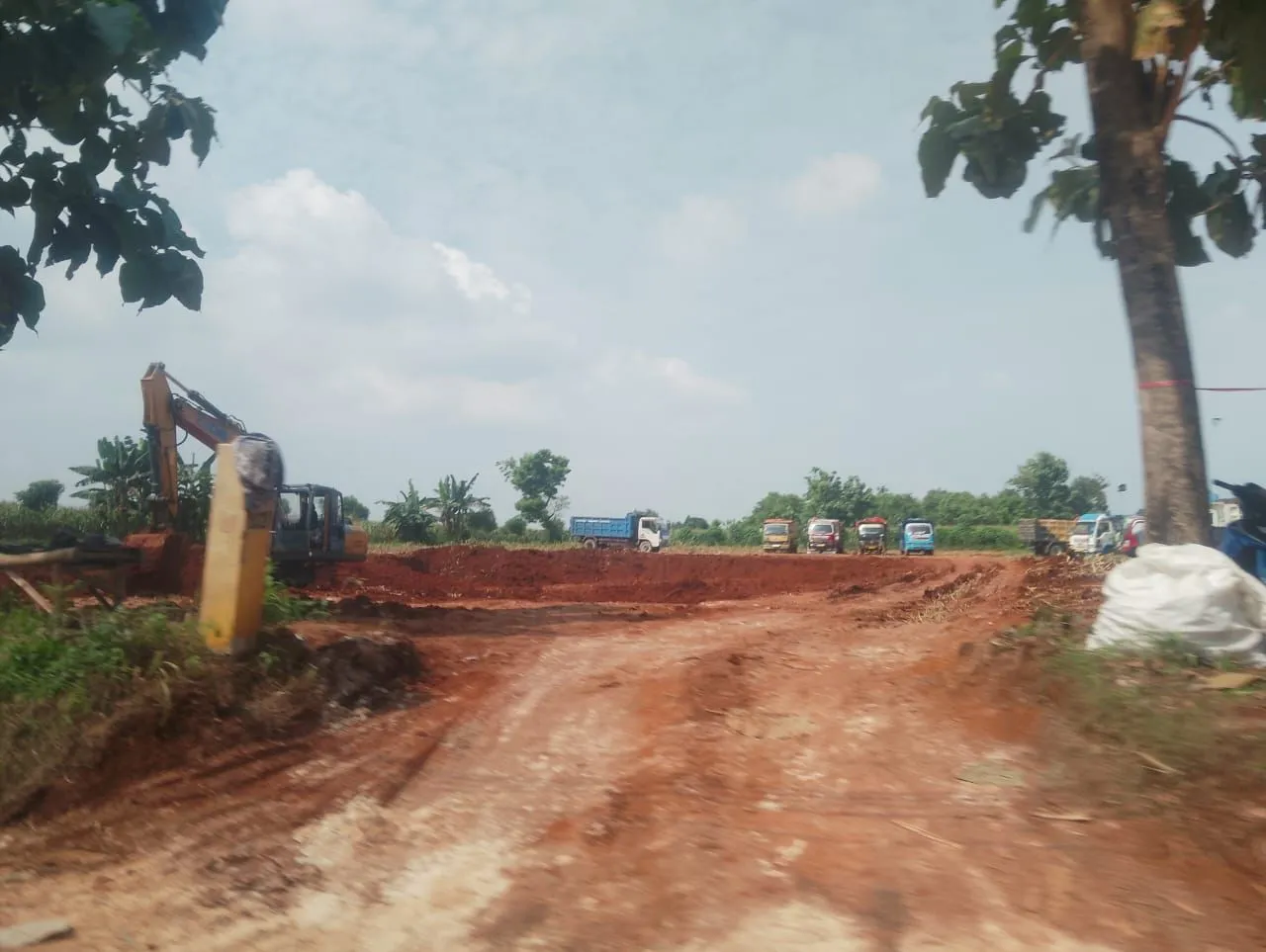 Tanah Urug dari Tambang Ilegal di Desa Lowayu Dikirim ke Kawasan JIIPE Gresik