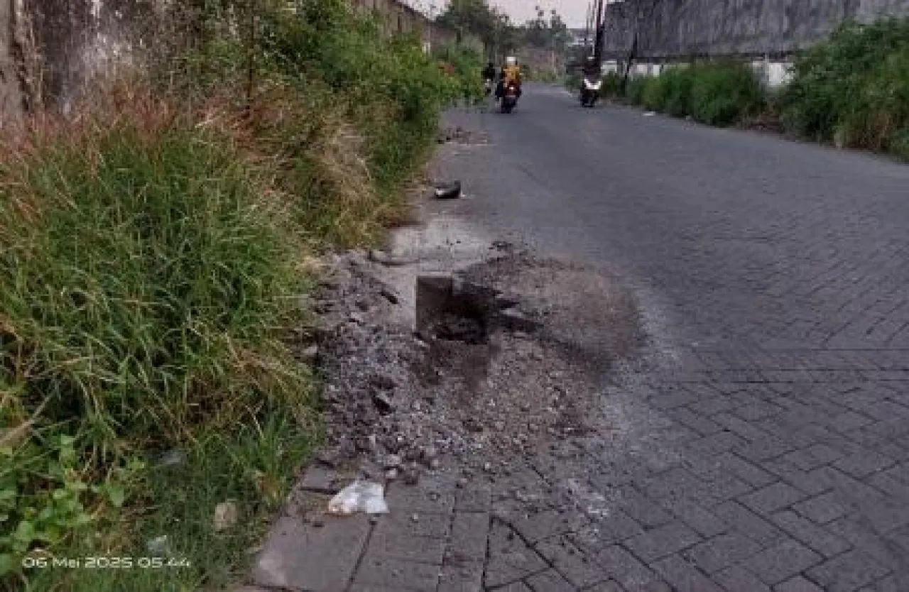 Pekerjaan Galian Kabel Indihome Membahayakan Masyarakat di Desa Kedungturi