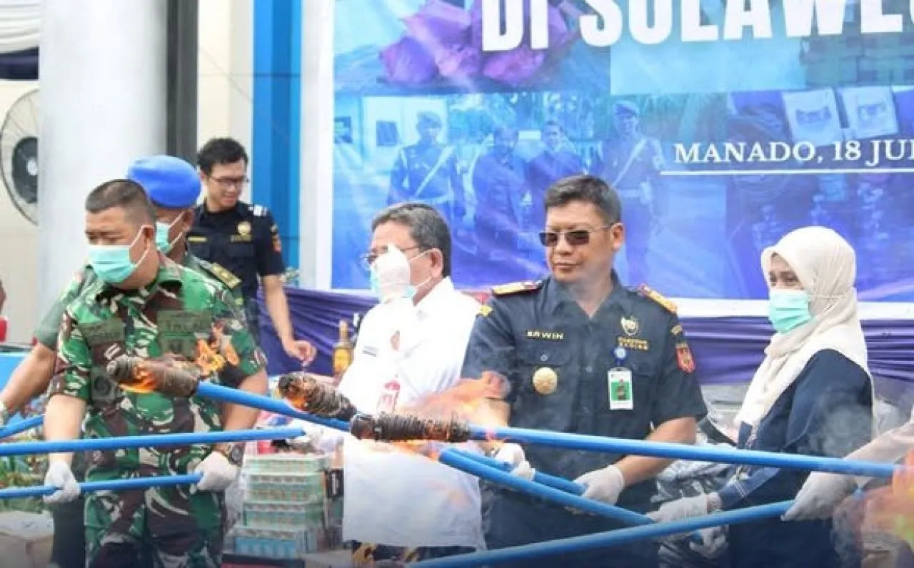 Bea Cukai Sulawesi Bagian Utara Musnahkan Rokok dan Kosmetik Ilegal