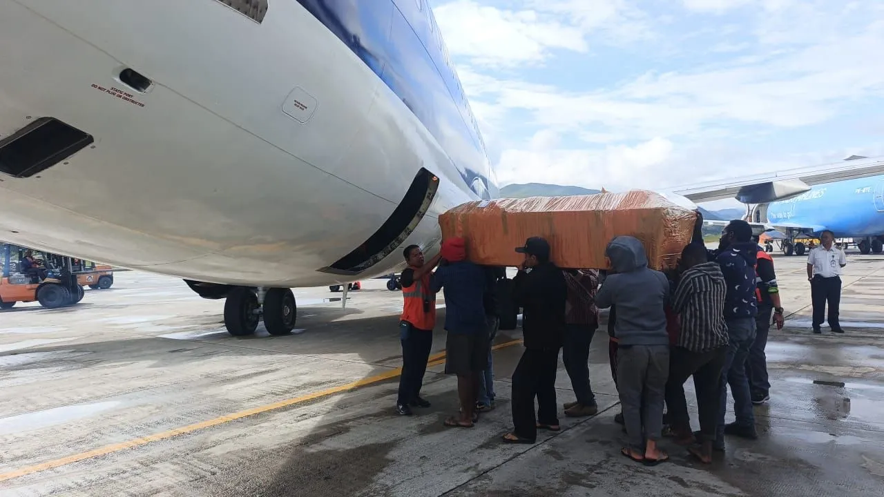 Dua Jenazah Korban Ekstremis OPM Dipulangkan dengan Pesawat Trigana Cargo