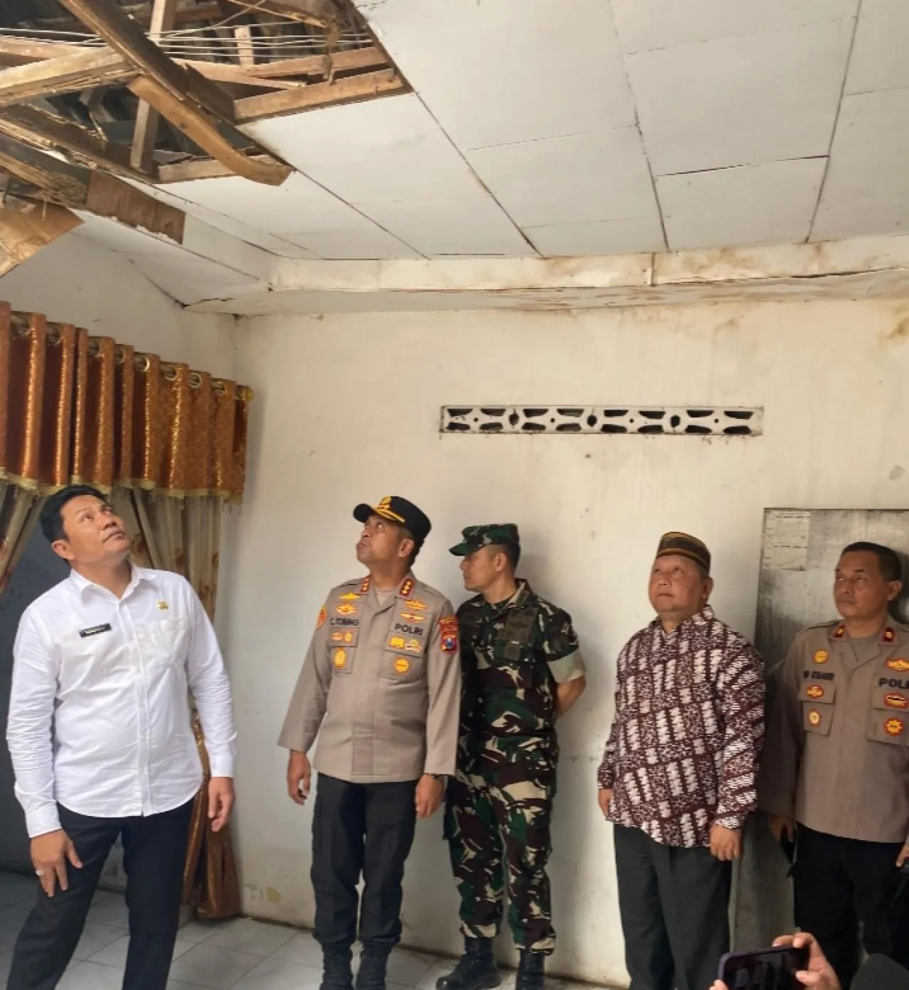 Moh Nizar Dampingi Bupati Sidoarjo Sidak RTLH di Kelurahan Krian