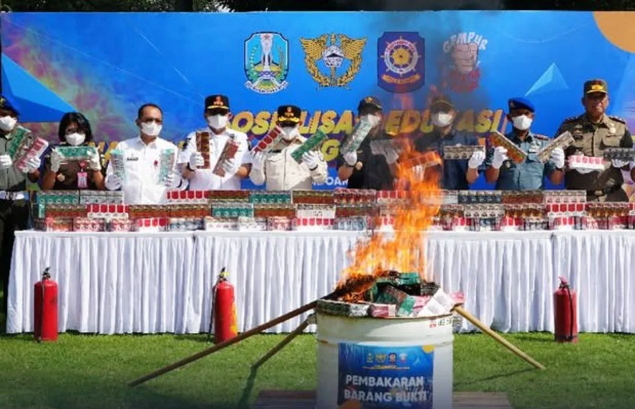 Jutaan Batang Rokok Ilegal Dimusnahkan di PT Putra Restu Ibu Abadi