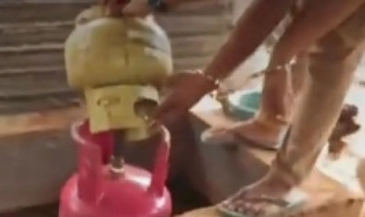Warga Kalilom Lor Pandanwangi Surabaya Oplos LPG Subsidi