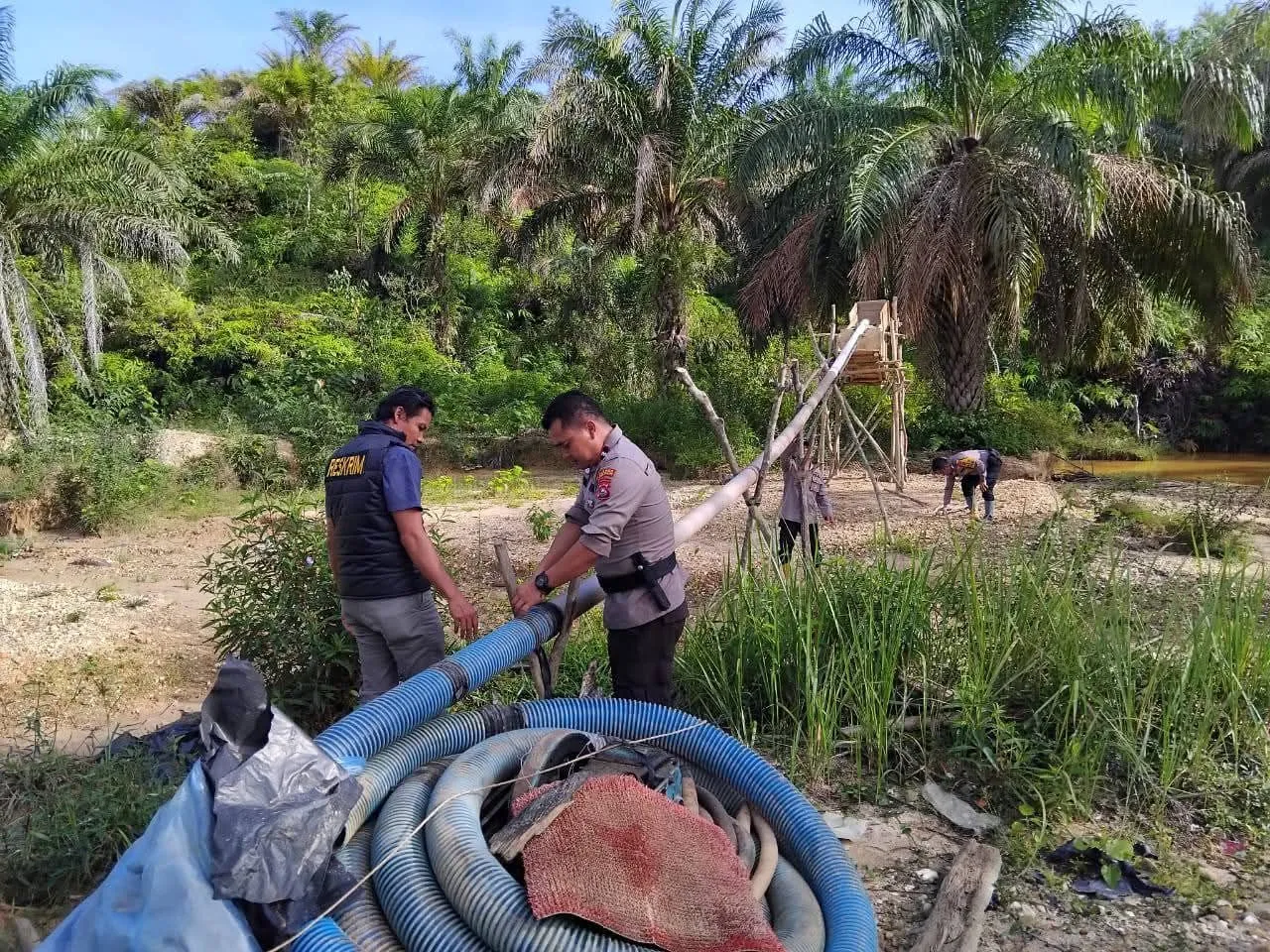 Polsek Sangir Jujuan Musnahkan Alat Tambang Ilegal di Sungai Batikan