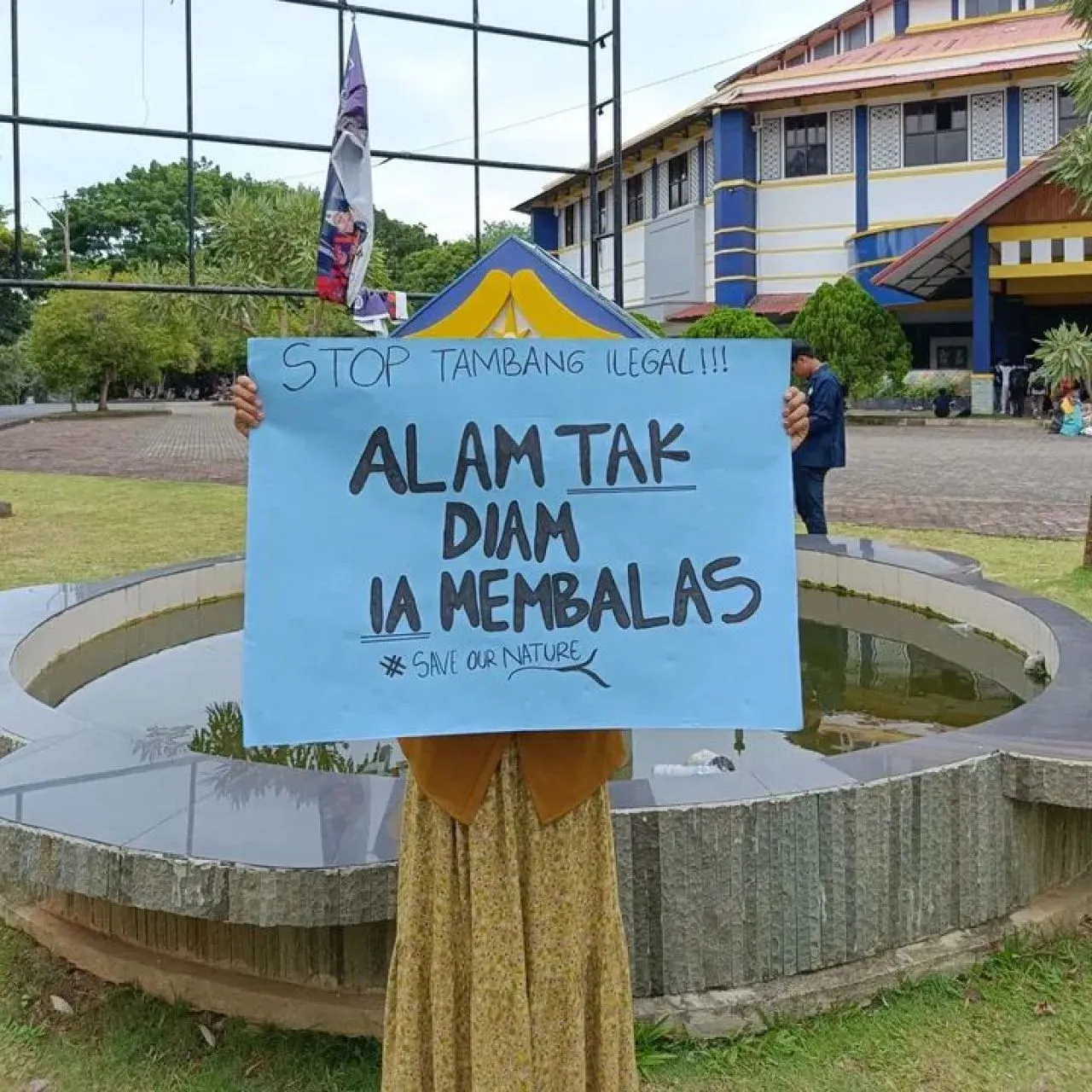 Mahasiswi Universitas Bengkulu Menyuarakan Penolakan Tambang Ilegal
