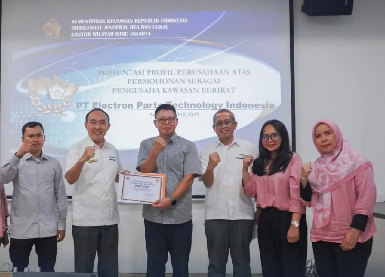Penyerahan sertifikat izin berikat oleh petugas Bea Cukai