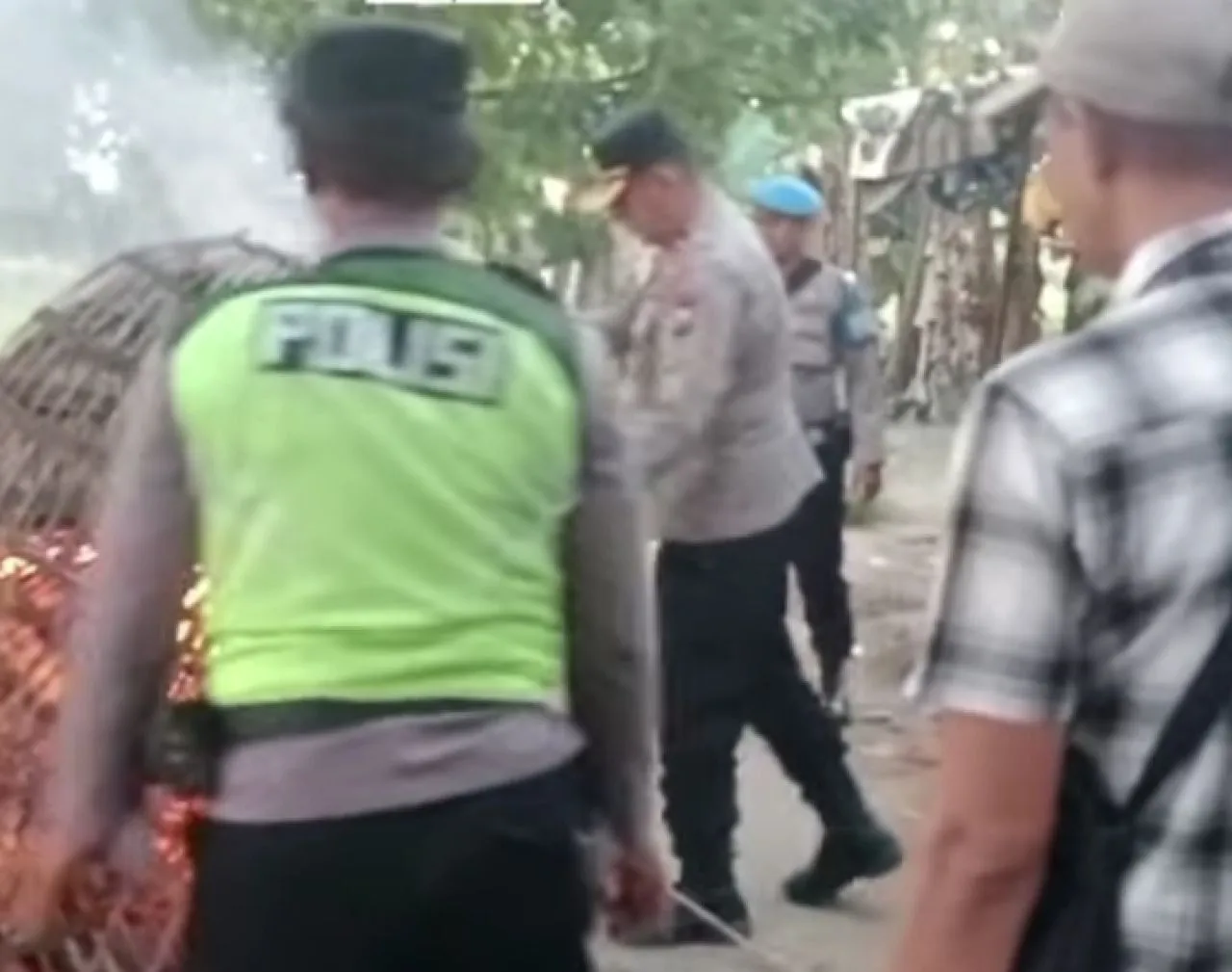 Aparat Gabungan Bongkar Arena Sabung Ayam di Desa Bandarasri