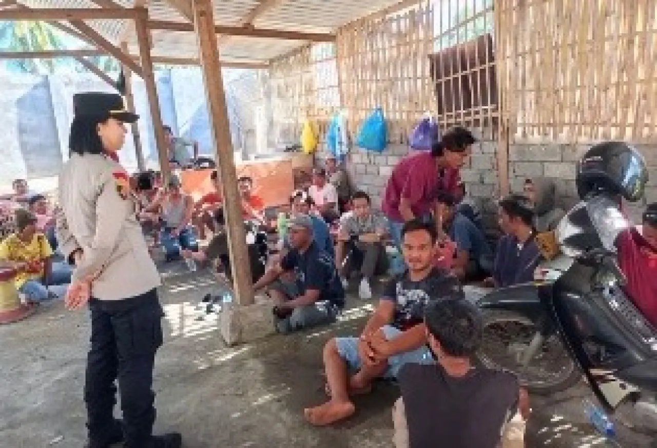 Anggota Polsek Selong Bubarkan Sabung Ayam di Lingkungan Peresak Barat